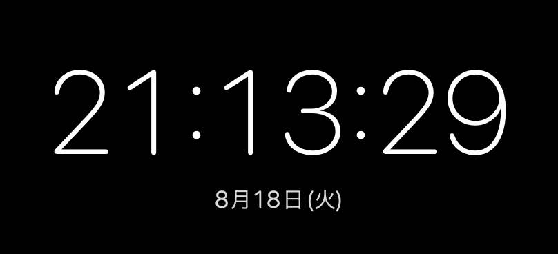 シンプル時計のスクリーンショット。黒背景に白抜きの大きな数字で時刻と日付が表示されている